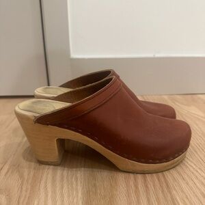 No6 Women's Brown Leather Clogs